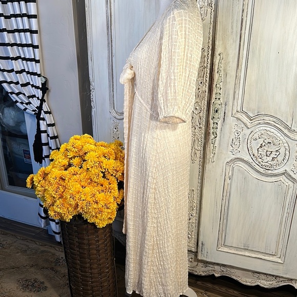 ASTR the Label Elegant Cream Textured Puff Sleeve Dress with Cutout and Tie - Picture 9 of 12